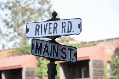 Street signs at the intersection of Main Street and River Road in Middlesboro, KY.